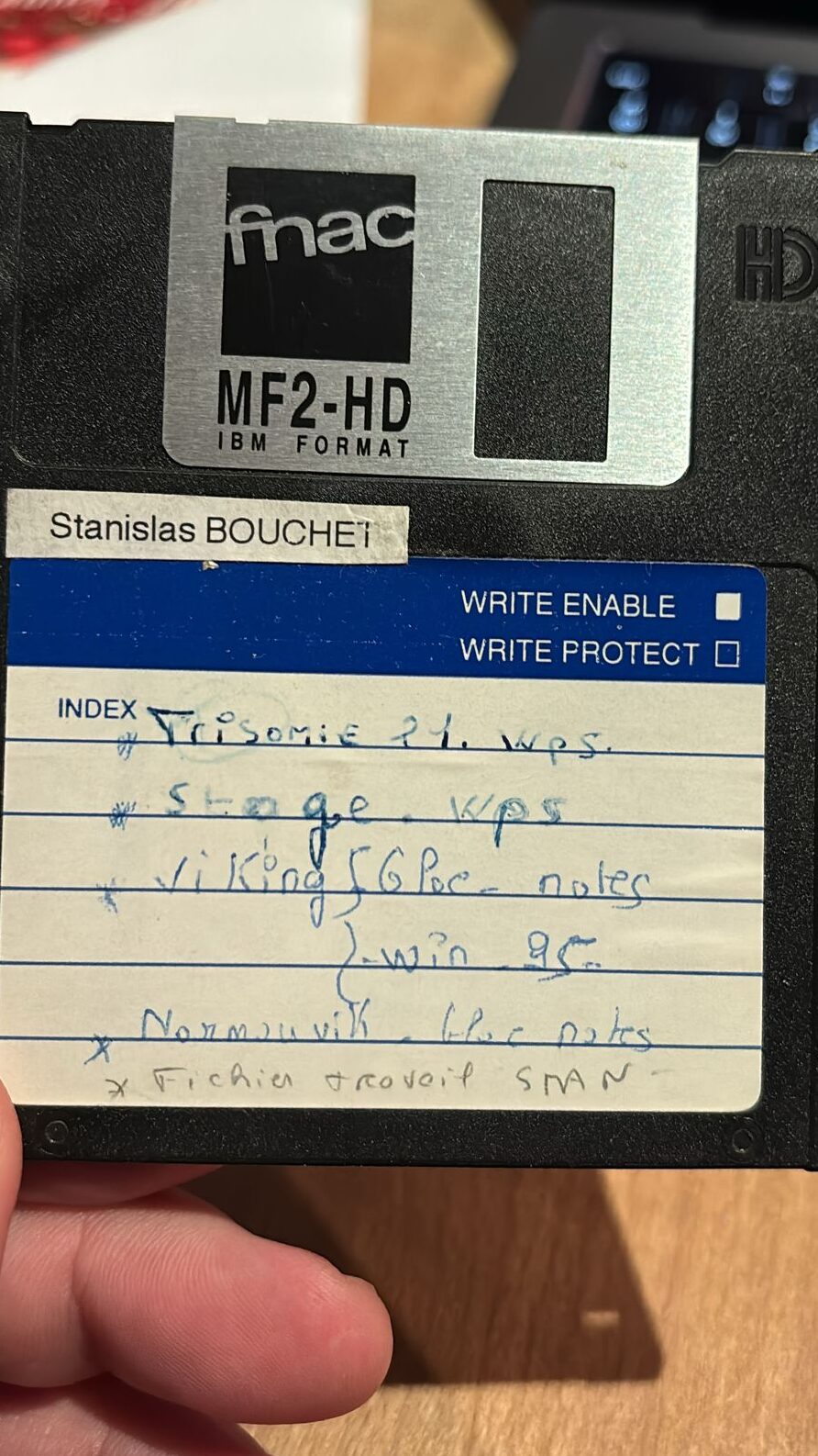 Disquettes FNAC retrouvées dans les fouilles de Noël